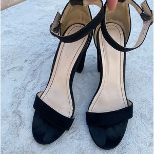 Black strap sandals w/chunky heel
